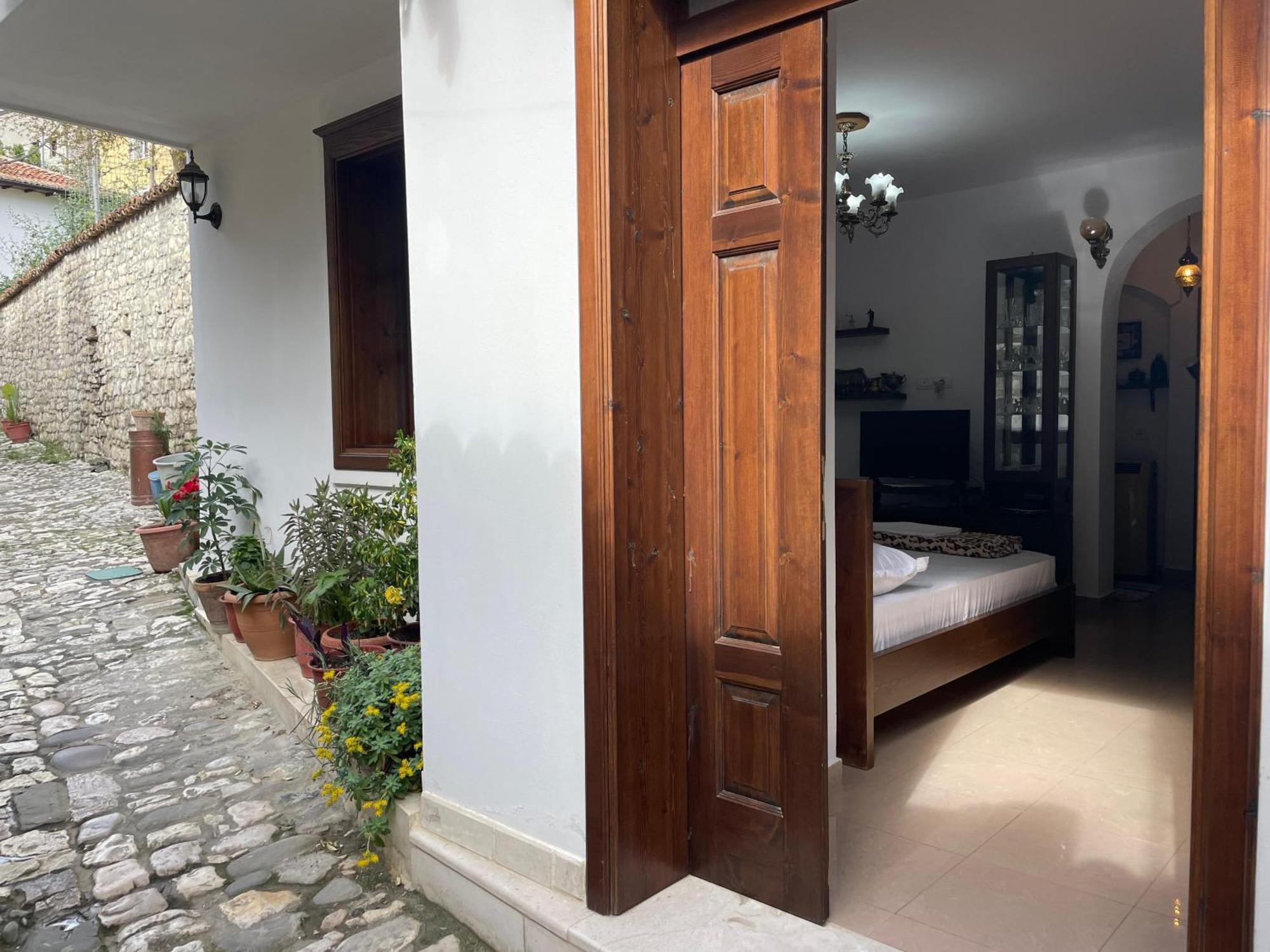 Apartment Altin In Old Town Berat Kültér fotó