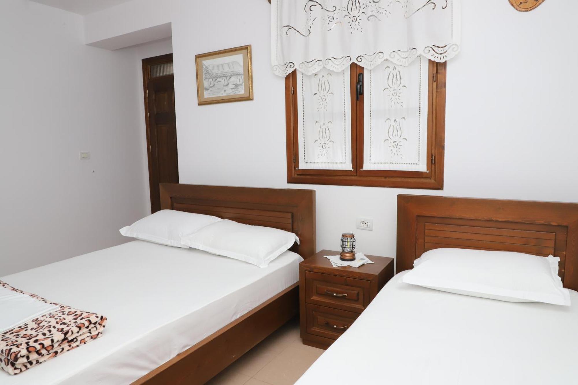Apartment Altin In Old Town Berat Kültér fotó