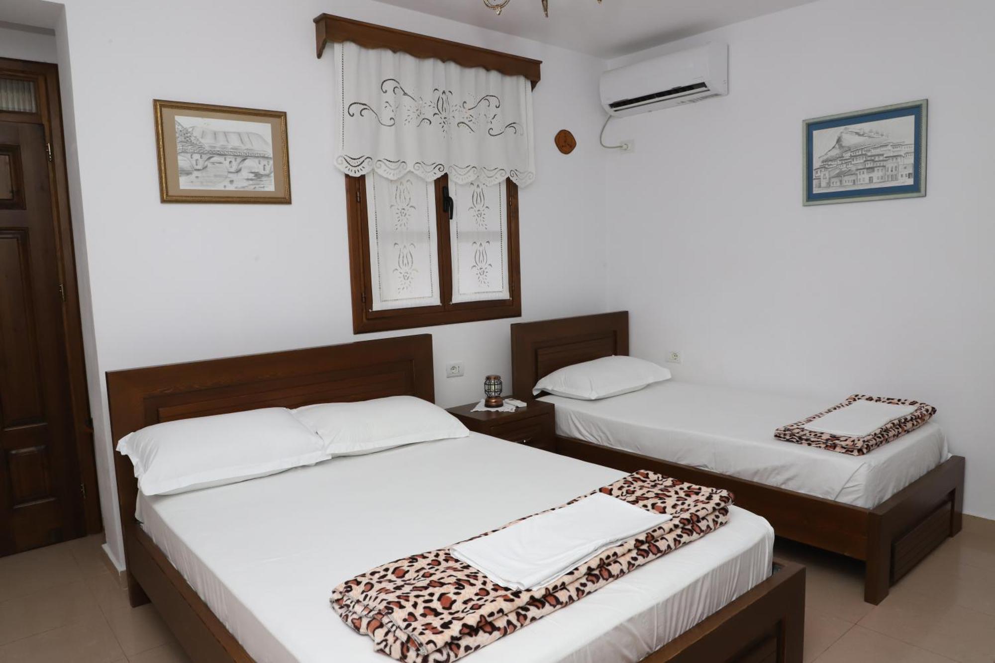 Apartment Altin In Old Town Berat Kültér fotó
