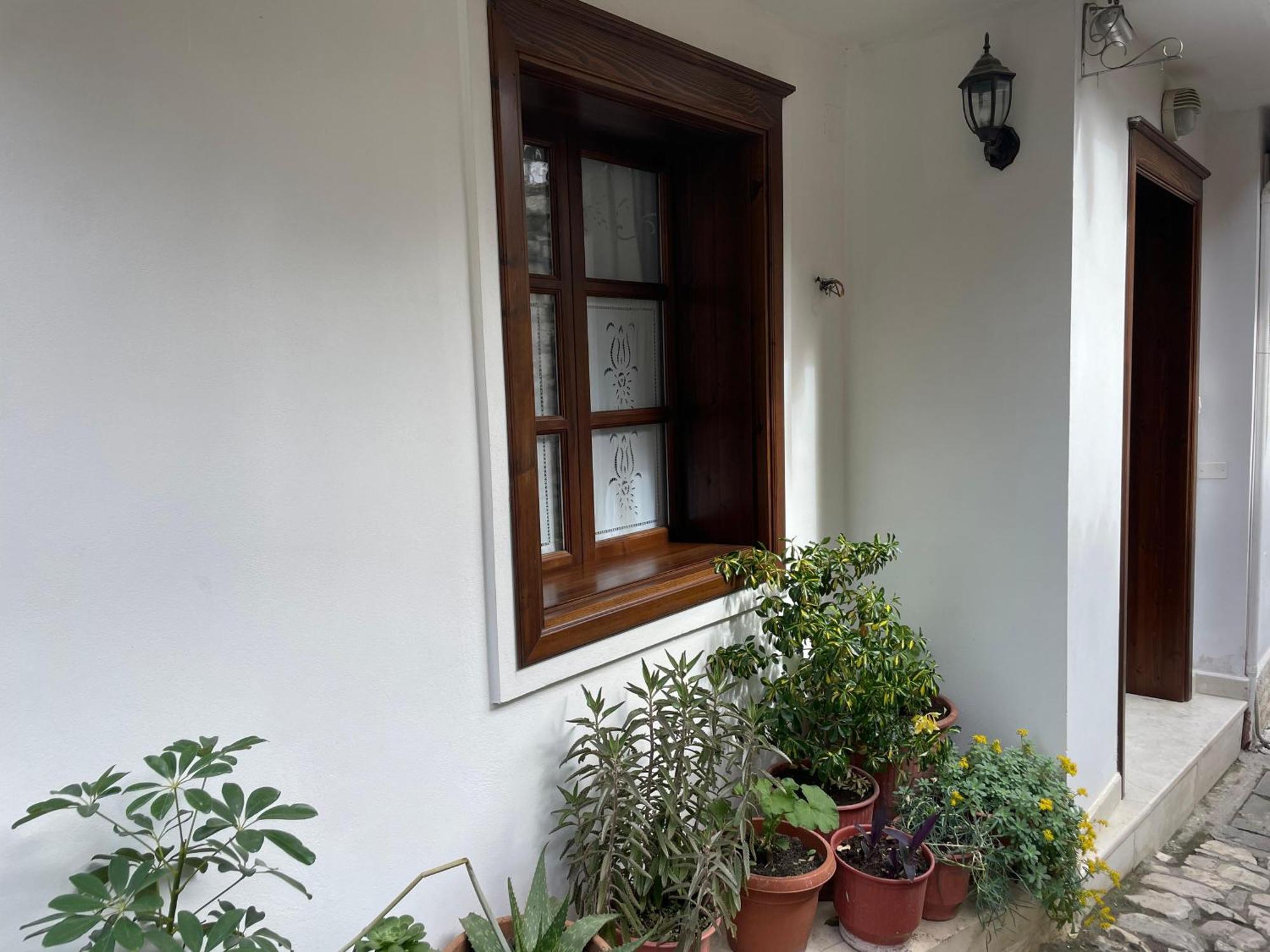 Apartment Altin In Old Town Berat Kültér fotó