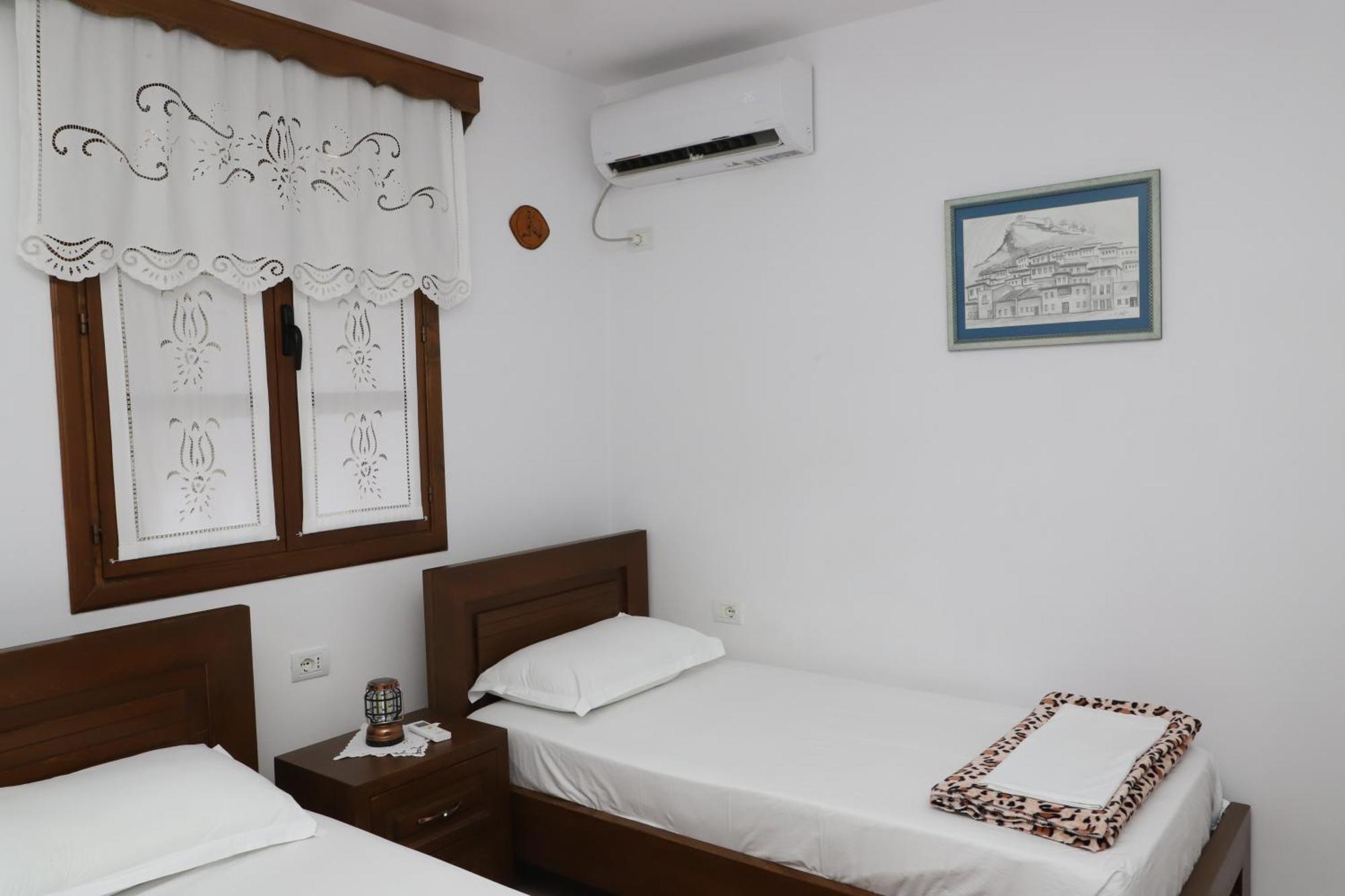 Apartment Altin In Old Town Berat Kültér fotó
